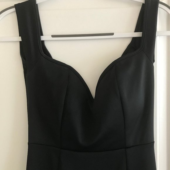 Simple Black and Stretchy Mermaid Gown - Picture 2 of 5